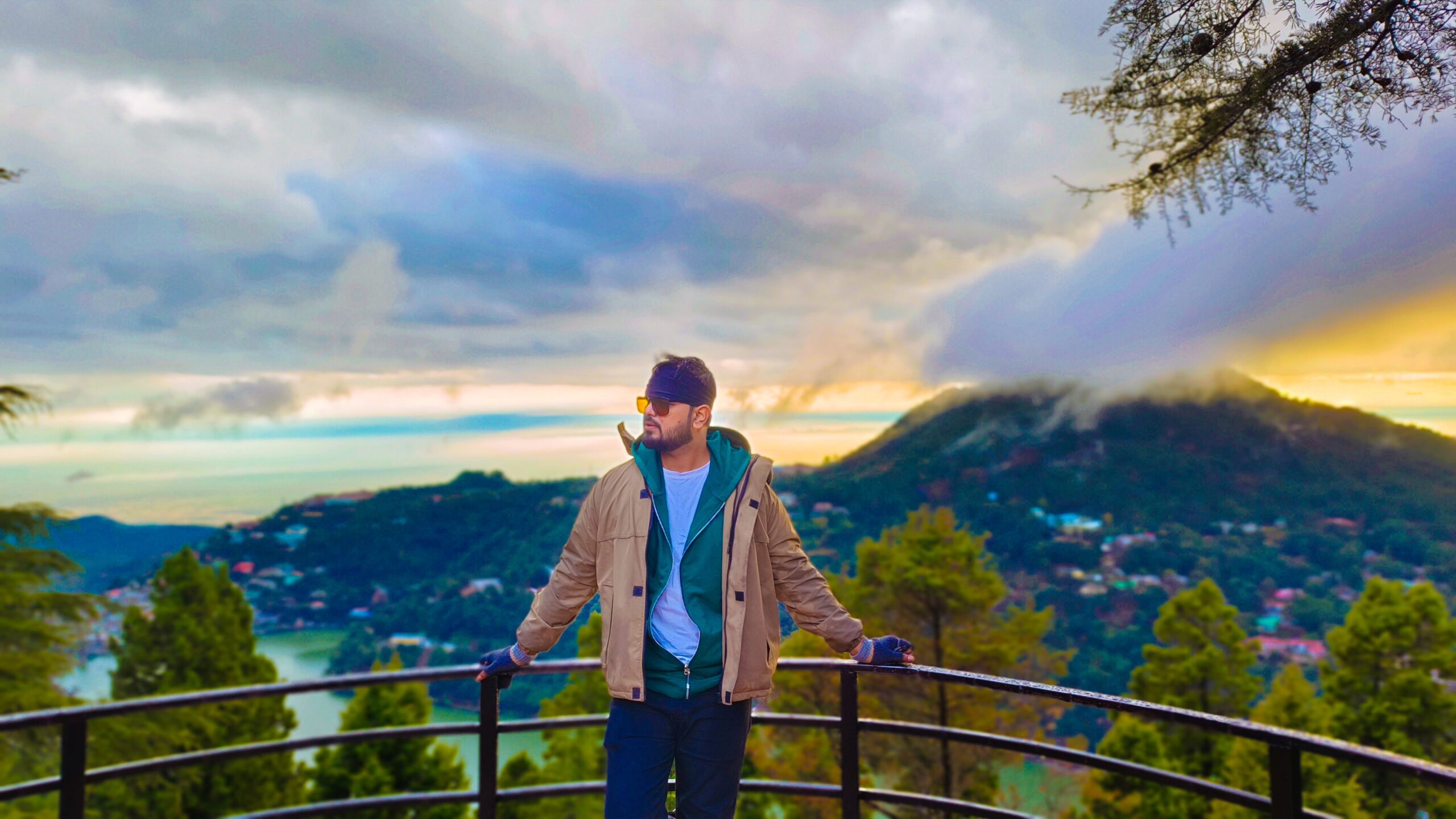 I_am_standing_at_the_top_of_Nainital-min